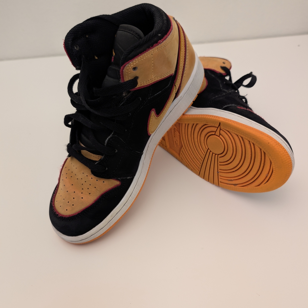 Jordan Kids Black and Tan Sneakers